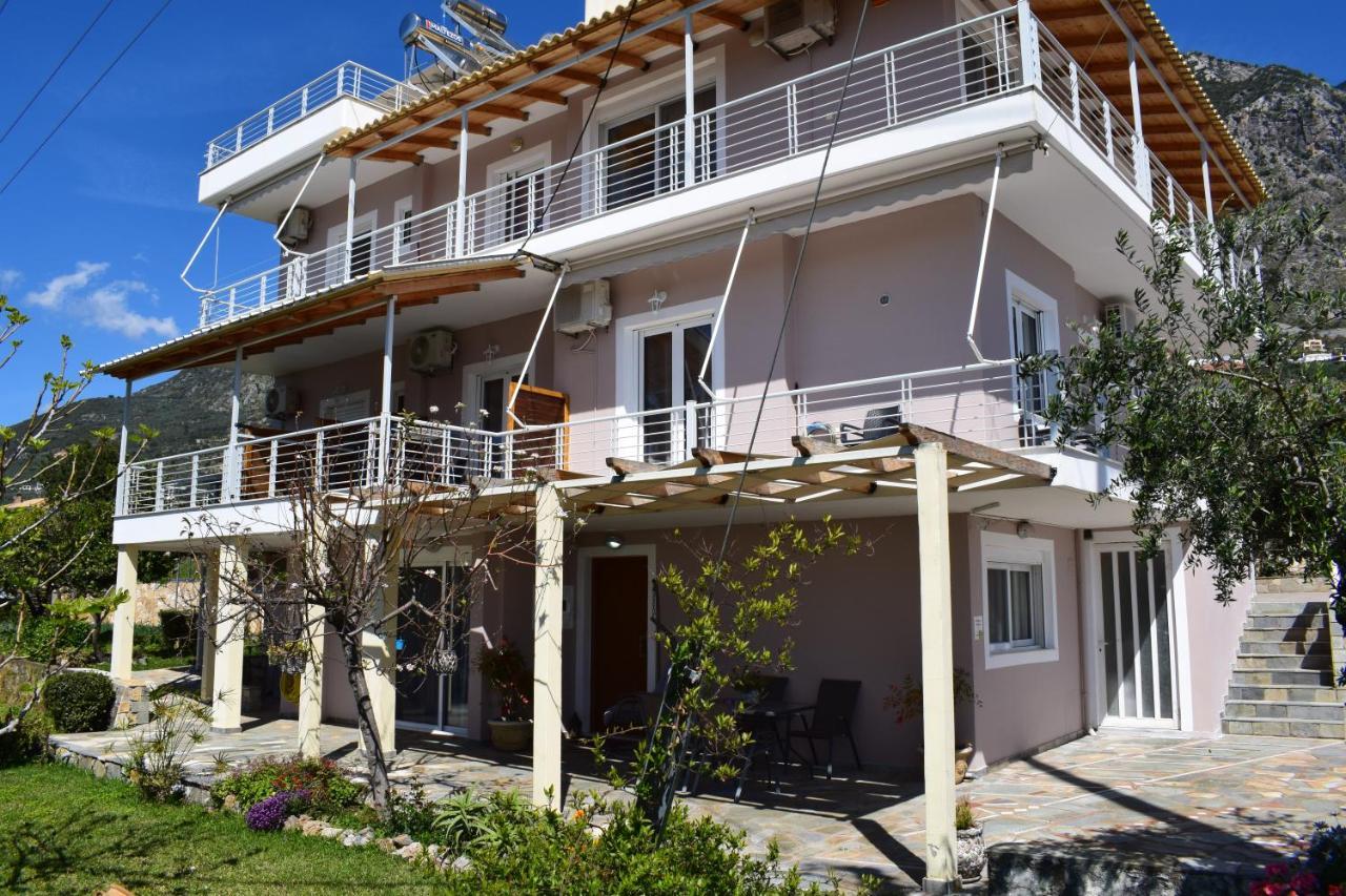 Studio Holiday Kalamata Apartment ภายนอก รูปภาพ