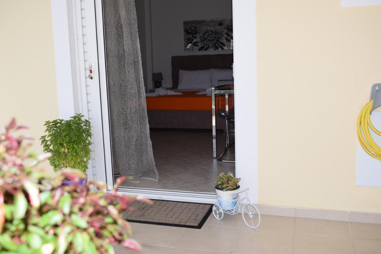 Studio Holiday Kalamata Apartment ภายนอก รูปภาพ